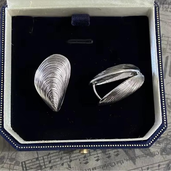 Silver Heart Shaped Earrings. - Picture 4 of 4